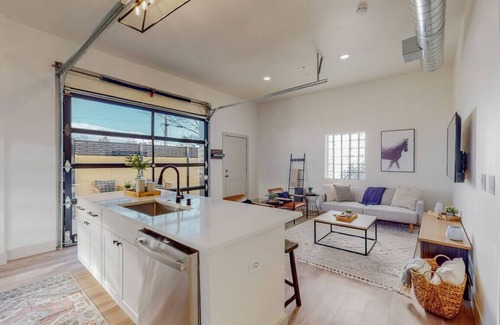 Nob Hill Apartment | King Bed| Modern Condo| Near NobHill