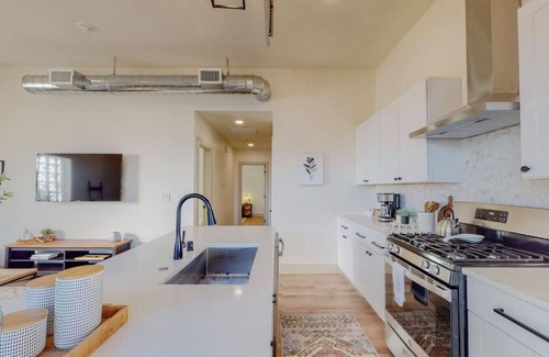 Nob Hill Apartment | King Bed| Modern Condo| Near NobHill