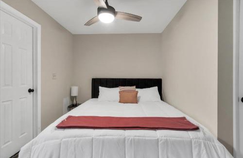 Huntsville Apartment | King Bed Modern Studio Apartment