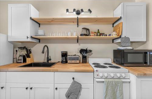 Huntsville Apartment | King Bed Modern Studio Apartment