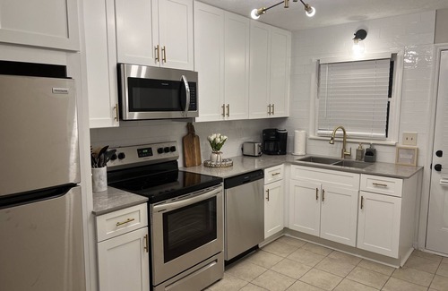 Lawrenceville House | King bed! Near downtown Lawrenceville! Clean.