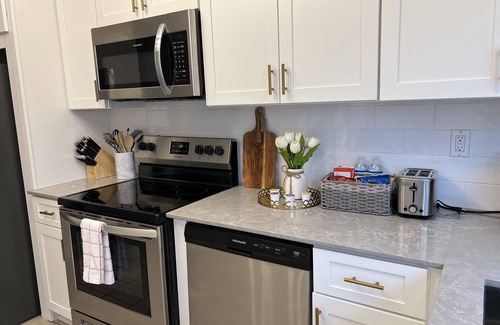 Lawrenceville House | King bed! Near downtown Lawrenceville! Clean.