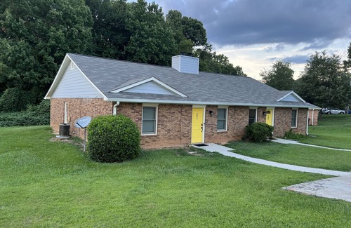 Lawrenceville House | King bed! Near downtown Lawrenceville! Clean.