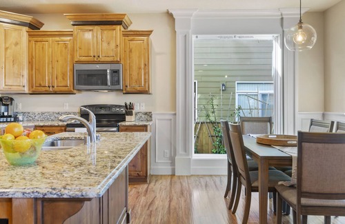 Walnut Grove House | KING BED, new comfortable 4 bedroom home in Vancouver
