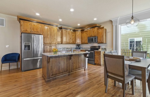Walnut Grove House | KING BED, new comfortable 4 bedroom home in Vancouver