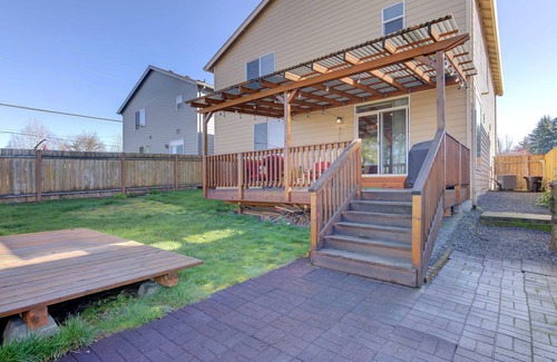 Walnut Grove House | KING BED, new comfortable 4 bedroom home in Vancouver