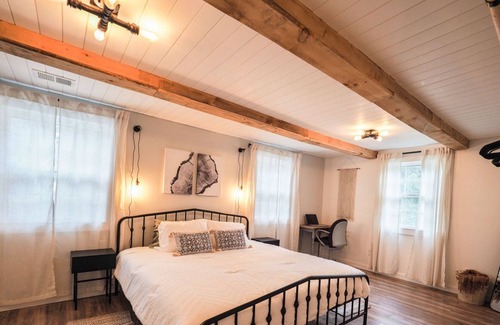 Mesick House | KING BED! No cleaning fee! Pets welcome!