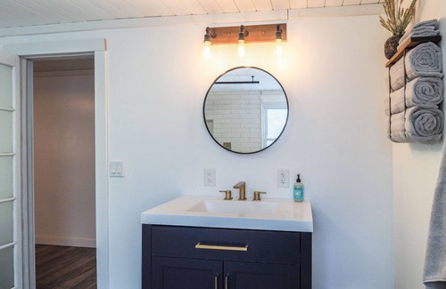 Mesick House | KING BED! No cleaning fee! Pets welcome!