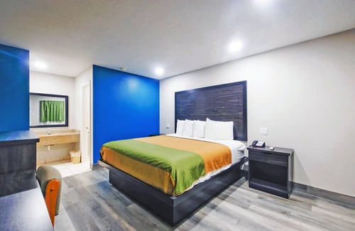 Wharton Hotel | King Bed Non-Smoking Room at Scottish Inns and Suites Wharton