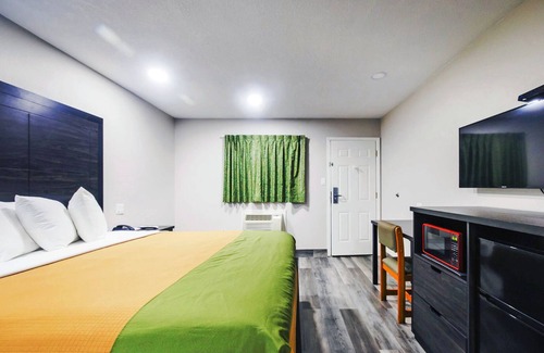 Wharton Hotel | King Bed Non-Smoking Room at Scottish Inns and Suites Wharton