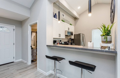 Barker House | King Bed + Office & SUPER Fast WiFi + Stylish Stay