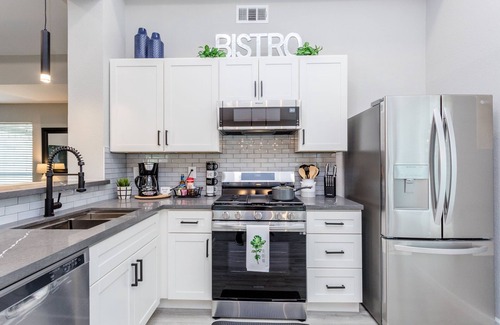Barker House | King Bed + Office & SUPER Fast WiFi + Stylish Stay