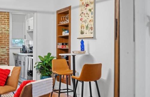 Lawrenceville House | King Bed Pet Friendly Retro Inspired