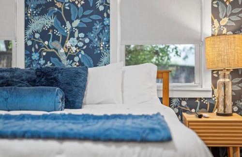 Lawrenceville House | King Bed Pet Friendly Retro Inspired