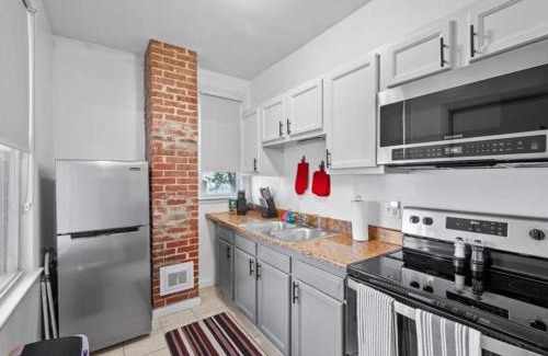 Lawrenceville House | King Bed Pet Friendly Retro Inspired