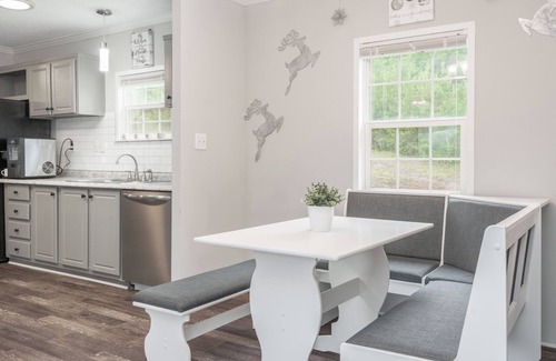 Madison House | King Bed Pet Friendly BBQ Grill Peaceful