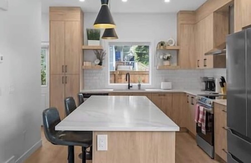 Southwest Calgary House | King Bed | Ping Pong | 3BR | Garage | AC |Backyard