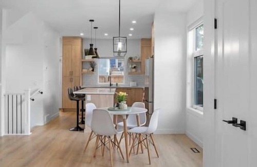 Southwest Calgary House | King Bed | Ping Pong | 3BR | Garage | AC |Backyard