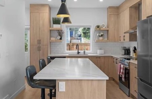 Southwest Calgary House | King Bed | Ping Pong | 3BR | Garage | AC |Backyard