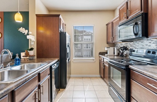 Southpoint Apartment | King Bed/Pool +FREE PARKING/Pool/Gym/Fast Wi-Fi