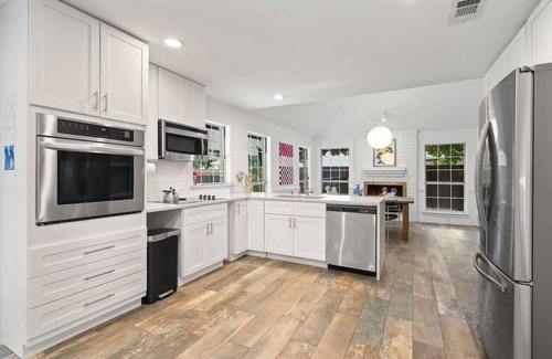 South Arlington House | King Bed Pool, Game Room, Minutes to Stadiums