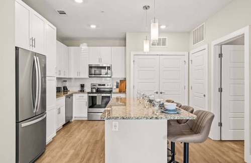 Southeast Orlando Apartment | King Bed, Pool & Gym, Near Parks, Pets allowed