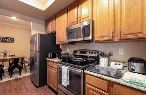 The Colony Apartment | King Bed, Pool, Hot Tub & Gym – Minutes from Dining, Shopping & Entertainment!