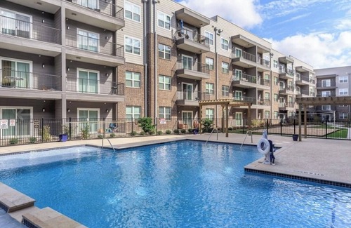George Bush Park/Eldridge Apartment | King bed pool view apartment with WiFi and fitness room in awesome Houston