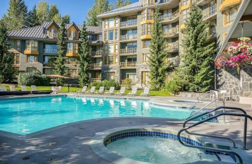 Village North House | KING Bed - Premium STUDIO Suite - Ski Valet - Village