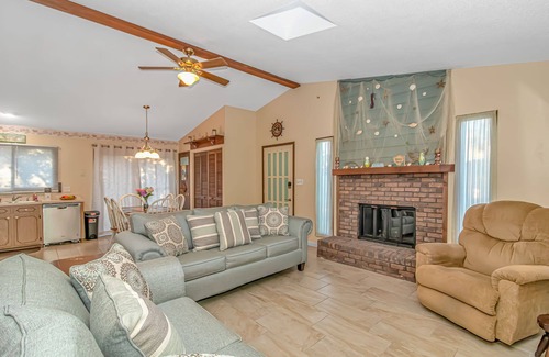 Crescent Beach House | King Bed - Private Deck - Walk To Beach - Arcade - Dogs OK - Baby Gear - Laundry