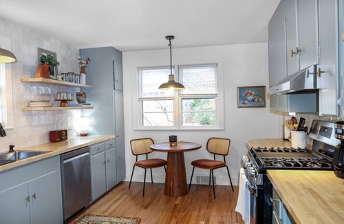 Black Mountain House | King Bed Prime Location Walk to Downtown