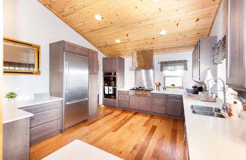 Cotopaxi House | King Bed - Private and specious Gateway Retreat
