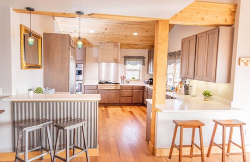 Cotopaxi House | King Bed - Private and specious Gateway Retreat