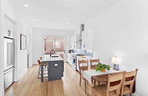 Summerhill House | King Bed | Private Garage |Your Summerhill Escape