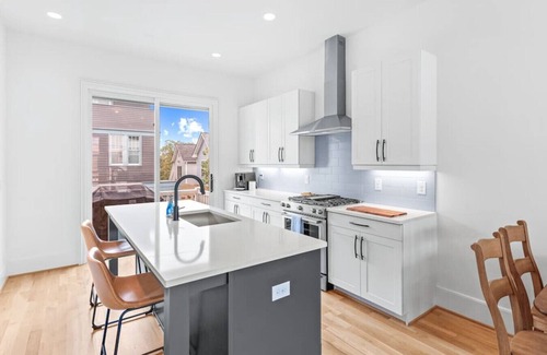 Summerhill House | King Bed | Private Garage |Your Summerhill Escape