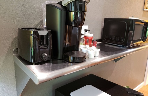 Ingram Hills Apartment | King bed, Private, Keurig, Pet Friendly, Kitchenette, Secure Parking.