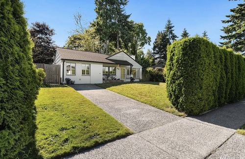Crown Hill Apartment | King Bed Private Suite - Seattle North Ballard