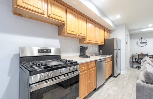 Bloomingdale Bed & Breakfast | King Bed, Queen Bed, Sofa Bed, Prime Downtown Location, New Renovation