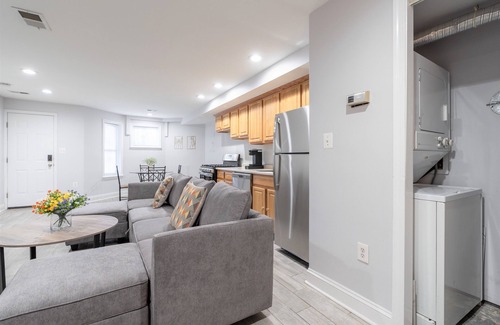 Bloomingdale Bed & Breakfast | King Bed, Queen Bed, Sofa Bed, Prime Downtown Location, New Renovation