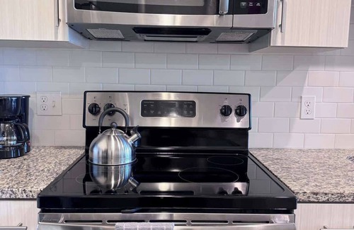 Kissimmee Apartment | King Bed Retreat, Pets Welcome, 15 Min to Parks