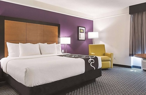 Guasti Hotel | King Bed Room at La Quinta Inn & Suites by Wyndham Ontario Airport