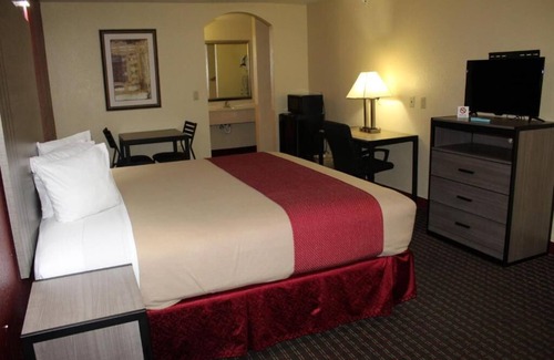 Fort Worth Hotel | King Bed, Scottish Inns, Laundry Facility, Free Parking, Near Fort Worth Zoo