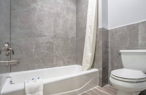 Katy Hotel | King Bed, Scottish Inn Katy, Kitchenette, Close to Mary Jo Peckham Park