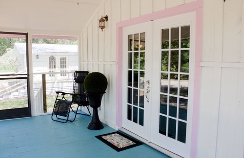 Kennard House | KING BED, SCREENED IN PORCH, KITCHEN, SHOWER, WIFI, ROKU, NEAR RATCLIFF LAKE
