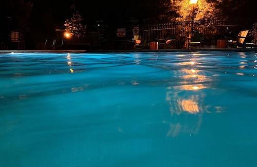 Northwest Colorado Springs Apartment | King Bed & Steps to Garden of Gods with Pool, HotTub, Sauna and Gym! Share Stay.