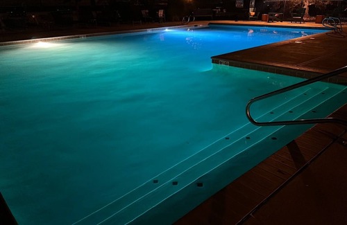Northwest Colorado Springs Apartment | King Bed & Steps to Garden of Gods with Pool, HotTub, Sauna and Gym! Share Stay.