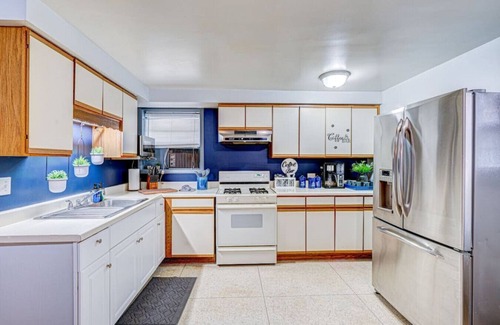 Elmwood Park Apartment | King Bed Studio | 60" HDTV | Safe | Close to Metra