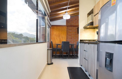 Astorga Apartment | King Bed studio AC, Hot tub By Exito Two TV's
