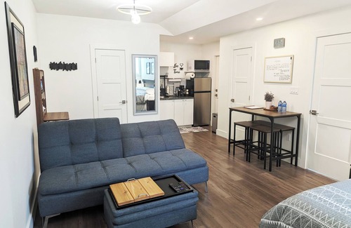 Southeast Kelowna House | King Bed Studio Suite with BBQ