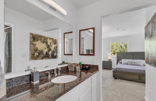 Arden-Arcade Condo | King Bed Suite. CSUS, CalExpo, Arden Fair, Lohmans.